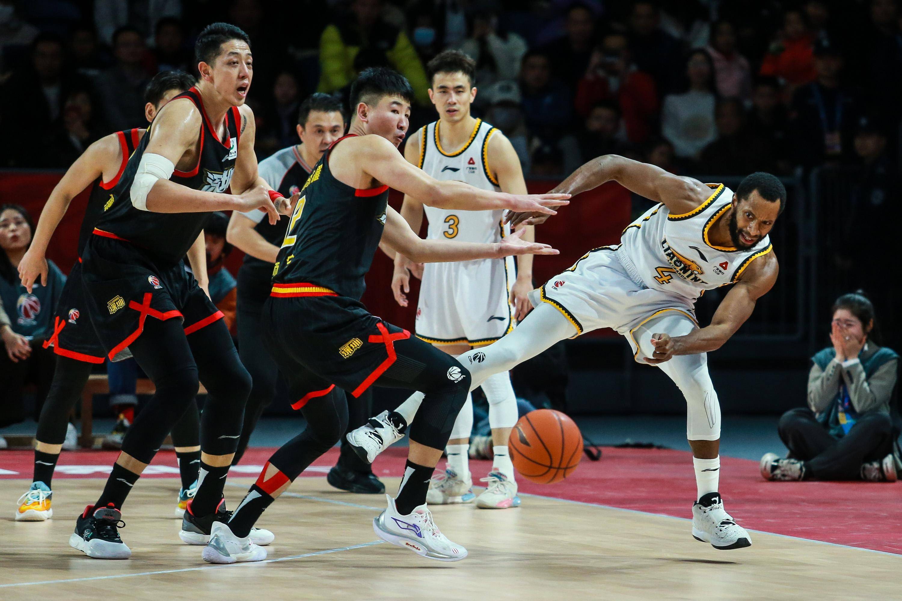 辽宁队力克福建队，布伦森惊艳四座